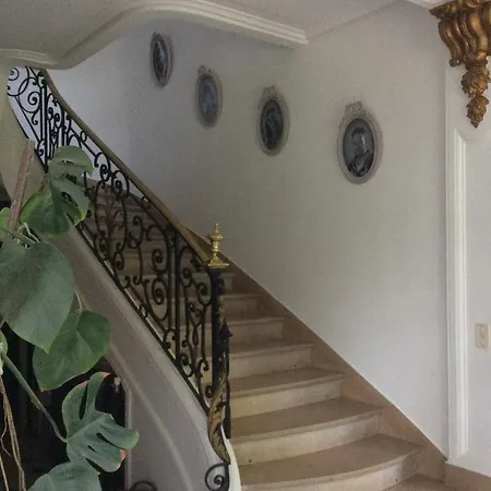 Chateau De Bed and breakfast